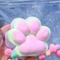 Jucarie Antistres Squishy, Flippy, cu Revenire Lenta, Model Labuta de Pisica Pufoasa, 12.5x10.5 cm, 220g, Squeeze Pinch Family, Ambalaj Transparent, Roz Curcubeu