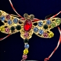 Martisor Brosa Placata cu Aur 24K, Jolie, Dimensiune Brosa 2-3 cm, Model Libelula cu Pietre, Multicolor