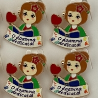 Set 12 Brose Martisor Primavara, Jolie, Model Fata, cu Mesaj O Doamna Dedicata