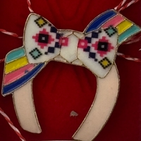 Martisor Brosa Mica in Cutie, Jolie, Dimensiune Brosa 2.5-3cm, Material Metal, Model Potcoava cu Funda