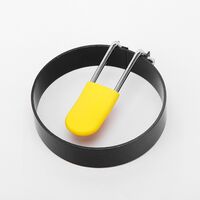 Set 4 forme rotunde pentru ou Flippy, din otel, strat antiaderent, diametru 7.5 cm, cu maner din ABS, negru
