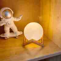Lampa de veghe luna, culori, lumina LED alb cald, alimentare baterii, stand din plastic, 15 cm, Flippy