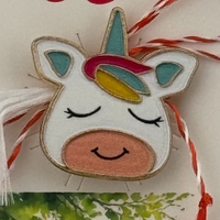 Martisor pentru copii, Jolie, Material Metal, Ambalaj Carton cu Design, Dimensiune Brosa Aproximativ 2x2 cm, Multicolor, Model Unicorn