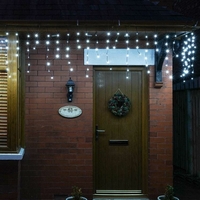 Instalatie Solara Craciun Turturi, IP44, 5 m, 143 Led-uri, Perdea Franjurata, Alb rece, 8 jocuri de lumini, cu Telecomanda, 31V, 500 mAh, Acumulator de 2400 mAh, Exterior, Prelungitor 5 m inclus, Fir Transparent, Flippy