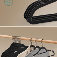 SONGMICS Set de 50 de umerase pentru haine, anti-alunecare cu catifea, bara de cravata si carlig pivotant, 43,5 cm, negru
