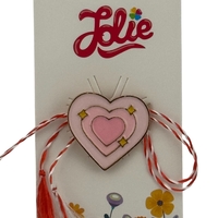 Martisor pentru copii, Jolie, Material Metal, Ambalaj Carton cu Design, Dimensiune Brosa Aproximativ 2x2 cm, Multicolor, Model Inima