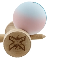 Kendama X Originala, Profesionala, Flippy, Cupe Mari KING SIZE V3, Rubber Grip, Gaura in Baza, Rulment Metalic, din lemn 18 cm, Ata 62/65 cm, Gradient Albastru deschis/Roz/Alb