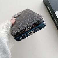 Carcasa Magnetica, Vafy, Compatibila Apple iPhone 17, din Fibra de Carbon, Litere Fosforescente, Maro