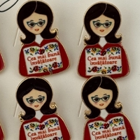 Set 12 Brose Martisor Primavara, Jolie, Model Fata, Mesaj Cea Mai Buna Invatatoare, Multicolor