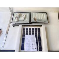 Set 2 proiectoare LED cu Panou Solar Flippy, Senzor de miscare, Telecomanda, Waterproof, 322*2 LED-uri incorporate, 200W, 30*24 cm, IP67, Design Modern, Negru