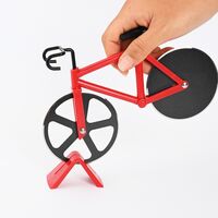 Cutit pizza creativ Flippy, in forma de bicicleta, cu suport pentru cutit, 19 x 12.5 cm, otel/PP, negru