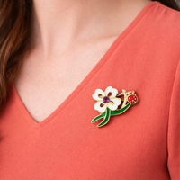 Martisor Brosa Mica in Cutie, Jolie, Dimensiune Brosa 2,5-3 cm, Material Metal, Model Trifoi Alb, Multicolor
