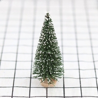 Brad artificial de craciun, ornament pentru masa, pe suport lemn, 20 cm inaltime, Verde inzapezit