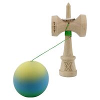 Kendama X Originala, Profesionala, Flippy, Cupe Mari KING SIZE V3, Rubber Grip, Gaura in Baza, Rulment Metalic, din lemn 18 cm, Ata 62/65 cm, Gradient Galben/Albastru/Verde
