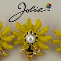 Set 12 Brose Martisor Primavara, Jolie, Model Albina pe Floare Galbena