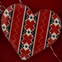 Martisor Brosa Mica in Cutie, Jolie, Dimensiune Brosa 2.5-3cm, Material Metal, Model Inima Traditionala