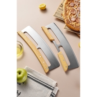 Taietor Feliator de Pizza, Flippy, din Otel Inoxidabil, cu Capac, Maner din Doua Bucatie, din Lemn, Antialunecare, Lama Neteda si Ascutita, 34x10 cm, Maro