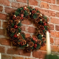 Coronita decorativa cu frunze si conuri, diametru 50 cm, multicolora