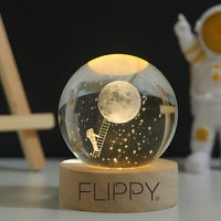 Lampa LED Decorativa, Flippy, cu Bila de Cristal cu Diametru 6cm, Model Astronaut pe Scara catre Luna 3D, Alimentare USB, Suport din Lemn, Lumina Alb