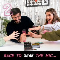 Joc de Societate Grab The Mic, Flippy, Tip Karaoke, 125 de Carti cu Cuvinte, Microfon din Spuma, Tabla de Joc, Jetoane, 11.5 x 22 x 7 cm, Negru/Roz