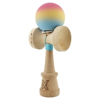 Kendama X Originala, Profesionala, Flippy, Cupe Mari KING SIZE V3, Rubber Grip, Gaura in Baza, Rulment Metalic, din lemn 18 cm, Ata 62/65 cm, Gradient Roz/Galben/Albastru deschis