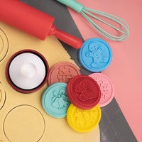 Set 6 stampile pentru prajituri Flippy, tematica de Craciun, din silicon alimentar non-toxic, taietor aluat inclus, 6 cm, maner din plastic, compact, usor de depozitat,