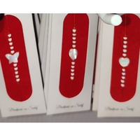 Martisor Bratara cu Sidef, Snur Rosu Reglabil, Margele Albe si Rosii, Pandantiv din Scoica, Modele de Sezon