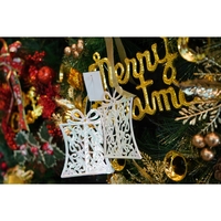 Ornament brad de Craciun, Perlat, in forma de Cadou, 9 cm x 11 cm, Plastic, Flippy