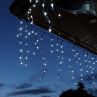 Instalatie Craciun Profesionala de Exterior IP65, 70 m, 1680 Led-uri Mari ,Franjuri, Alb rece, Flash, Alimentator, Interconectabila, Prelungitor 6.5 m inclus, Fir Negru Cauciucat, 220v, Vafy