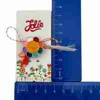 Martisor pentru copii, Jolie, Material Metal, Ambalaj Carton cu Design, Dimensiune Brosa Aproximativ 2x2 cm, Multicolor, Model Floare