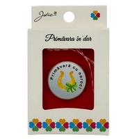 Martisor Brosa Mica in Cutie, Jolie, Design cu Mesaj, Dimensiune 2.5-3 cm, Material Metal, Model Rotund Potcoava