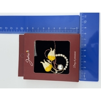 Brosa Vintage, Jolie, Material Metal, Ambalaj Carton, Dimensiune Brosa Aproximativ 4-6 cm, Model Flori Galbene