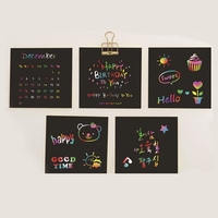 Set 100 de Planse Razuibile, Flippy, din Hartie Curcubeu, 2 Creioane din Bambus + 2 Sabloane, +3 Ani, 8.5 x 8.5 cm, Multicolor