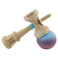Kendama X Originala, Profesionala, Flippy, Cupe Mari KING SIZE V3, Rubber Grip, Gaura in Baza, Rulment Metalic, din lemn 18 cm, Ata 62/65 cm, Gradient Albastru deschis/Mov/Roz