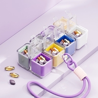 Cutie pentru Medicamente, Vafy, Model Rubik' Cube, cu Curea de Agatare, Dozator Portabil de Medicamente, Dispenser Pastile, estimat pentru 7 zile, 7.3 x 6 x 6 cm, Multicolor