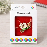 Martisor Brosa Mica in Cutie, Jolie, Dimensiune Brosa 2,5-3 cm, Material Metal, Model Trifoi Alb, Multicolor