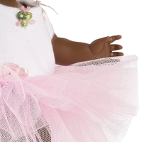 Papusa Llorens Zoe / Lu Balerina, mulatra, din vinil moale cu corp articulat, costum cu tutu roz, 28 cm, 3 ani+