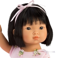 Papusa Llorens Lu Balerina, cu trasaturi asiatice, din vinil moale cu corp articulat, costum roz cu tutu, 28 cm, 3 ani+