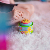 Cutie muzicală, fericire solară, melodie: Tu ești soarele meu,Goki