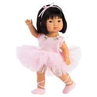 Papusa Llorens Lu Balerina, cu trasaturi asiatice, din vinil moale cu corp articulat, costum roz cu tutu, 28 cm, 3 ani+