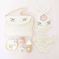 Set pentru schimbat si hranit bebelusi, Le Toy Van, 8 piese, 3 ani+