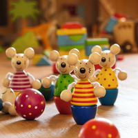 Joc de îndemânare tip mini-bowling din lemn Goki Speedy Skittle Game Mice,3 ani+