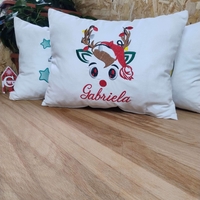 Pernă decorativă de Crăciun cu ren și nume personalizat – Gabriela | AYA Home