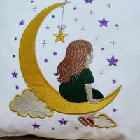 Pernă decorativă pentru copii – Fetiță pe semilună, broderie | AYA Home
