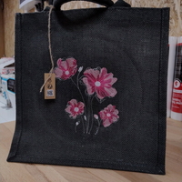 Sacoșă din iută antracit, brodată cu flori roz 30×30×19 cm | AYA HOME