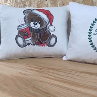 PERNUTE DECORATIVE BRODATE Ursuletul de Craciun - CADOURI CU SUFLET!