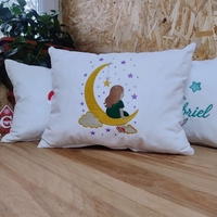 Pernă decorativă pentru copii – Fetiță pe semilună, broderie | AYA Home