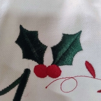 Pernă decorativă personalizată pentru primul Crăciun al bebelușului 30×40 cm, broderie cu tălpițe de Moș Crăciun | AYA Home