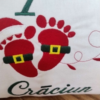 Pernă decorativă personalizată pentru primul Crăciun al bebelușului 30×40 cm, broderie cu tălpițe de Moș Crăciun | AYA Home