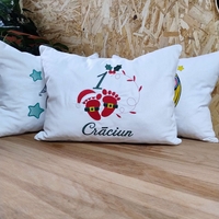 Pernă decorativă personalizată pentru primul Crăciun al bebelușului 30×40 cm, broderie cu tălpițe de Moș Crăciun | AYA Home